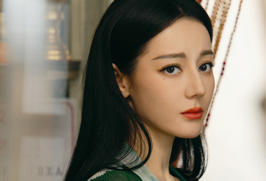 Địch Lệ Nhiệt Ba rơi vào tình cảnh xấu hổ