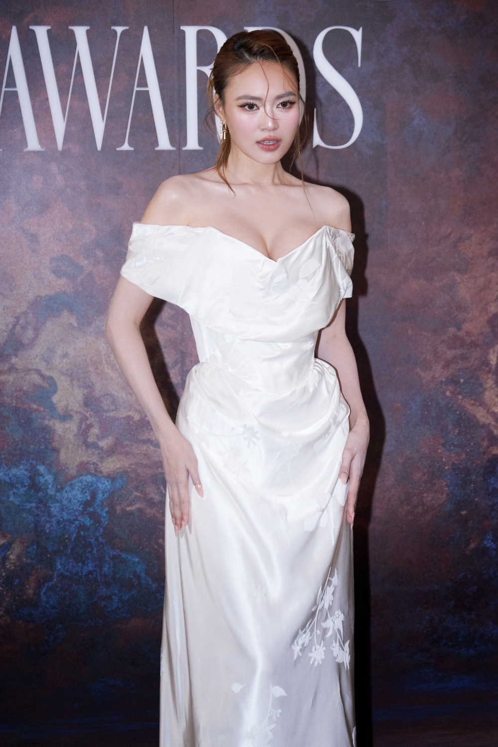 Diện outfit gần nửa tỷ Lan Ngọc đi cà nhắc được Trấn Thành dìu