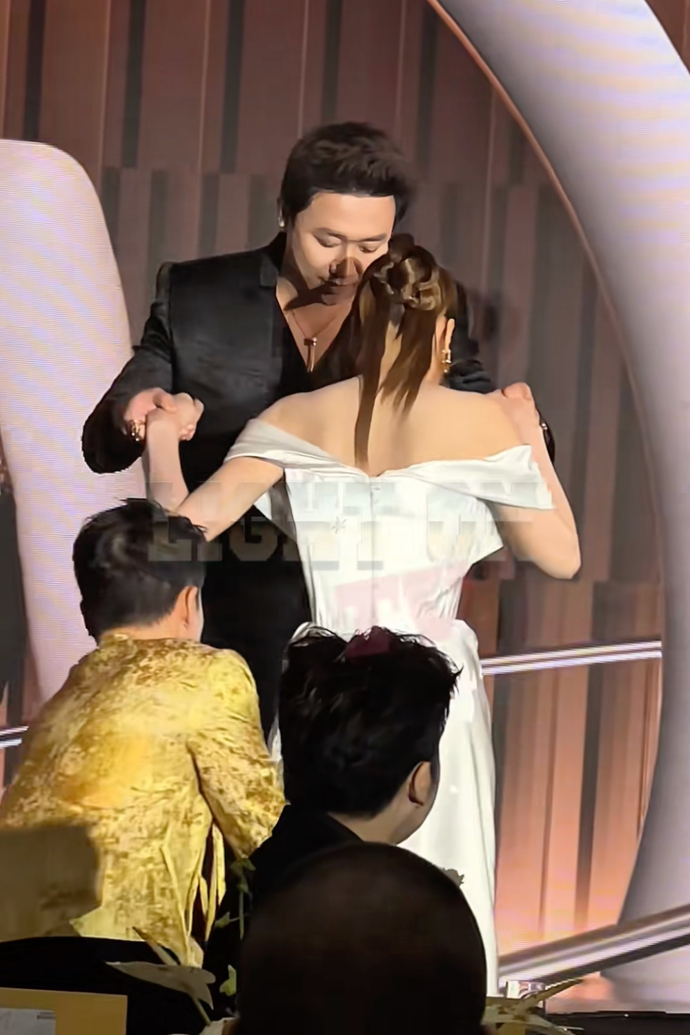 Diện outfit gần nửa tỷ Lan Ngọc đi cà nhắc được Trấn Thành dìu