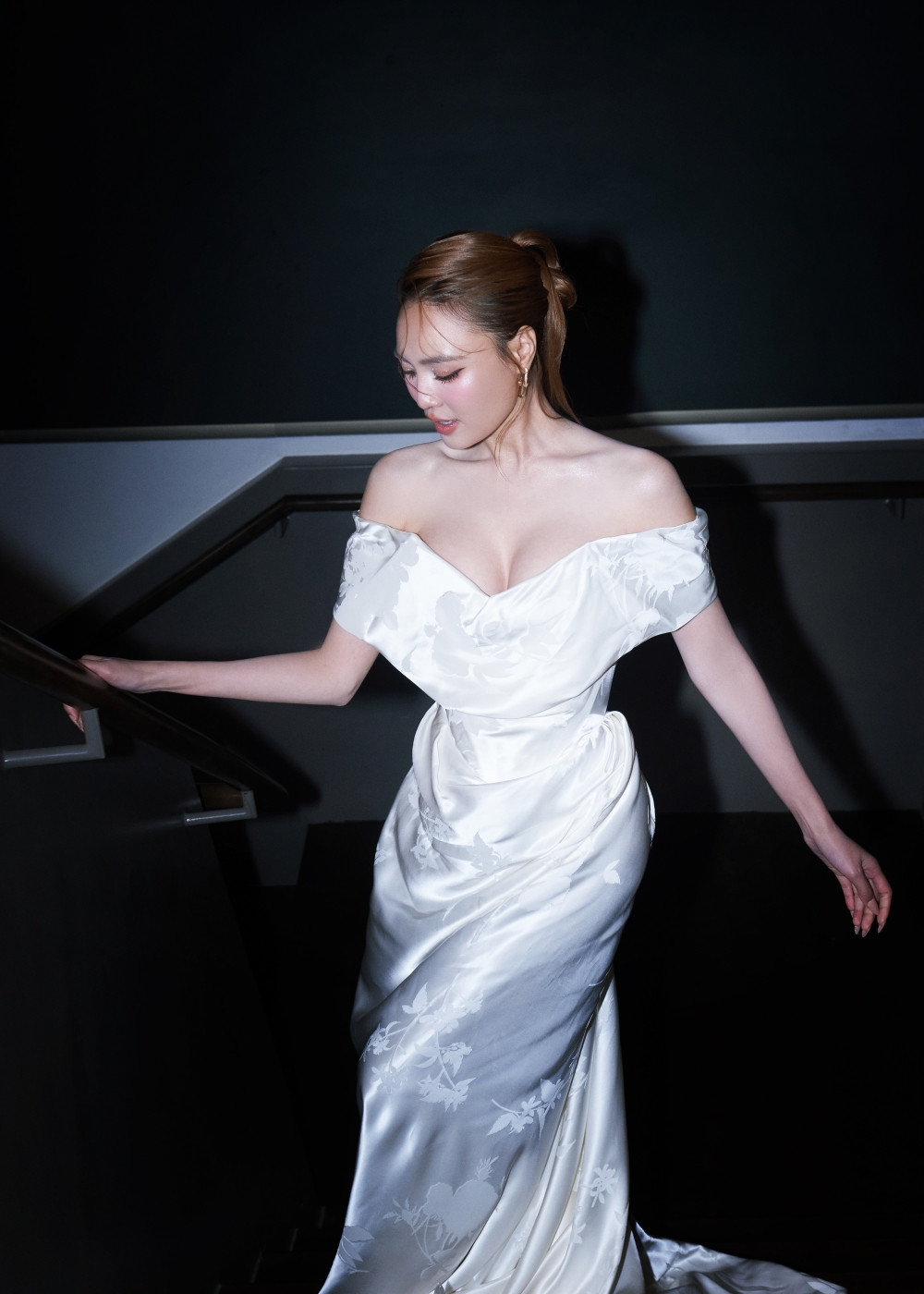 Diện outfit gần nửa tỷ Lan Ngọc đi cà nhắc được Trấn Thành dìu