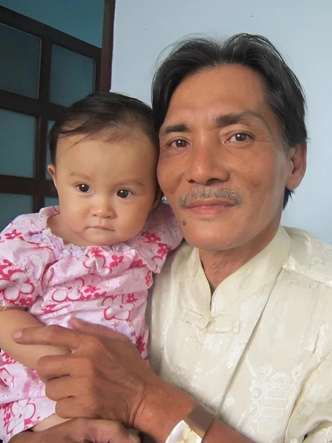 Hình ảnh hiếm hoi của con gái Thương Tín về chịu tang cha