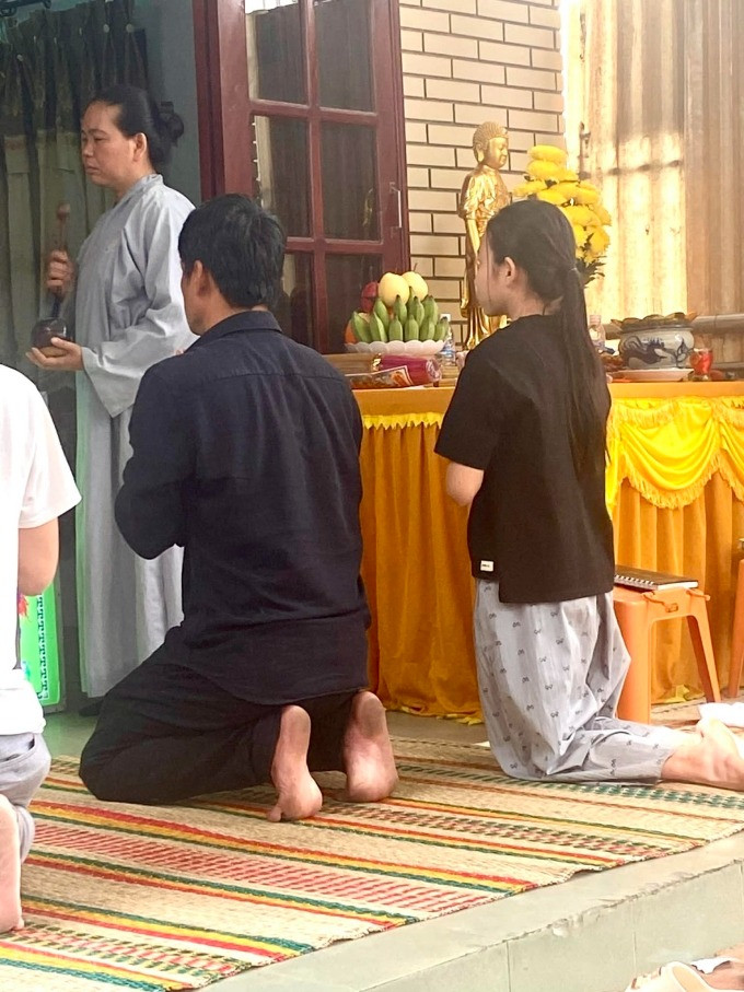 Hình ảnh hiếm hoi của con gái Thương Tín về chịu tang cha