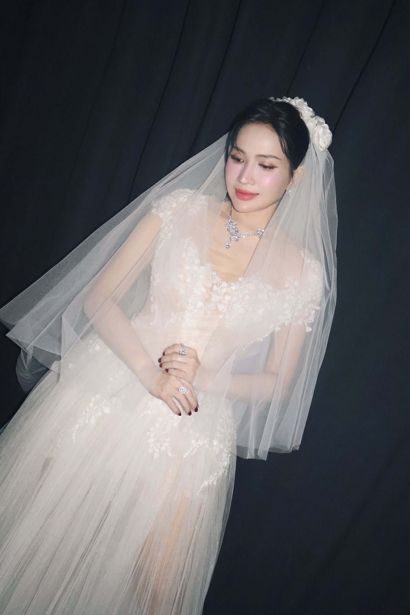 Khả Như lộ ảnh thử váy cưới chuẩn bị kết hôn với Huỳnh Phương