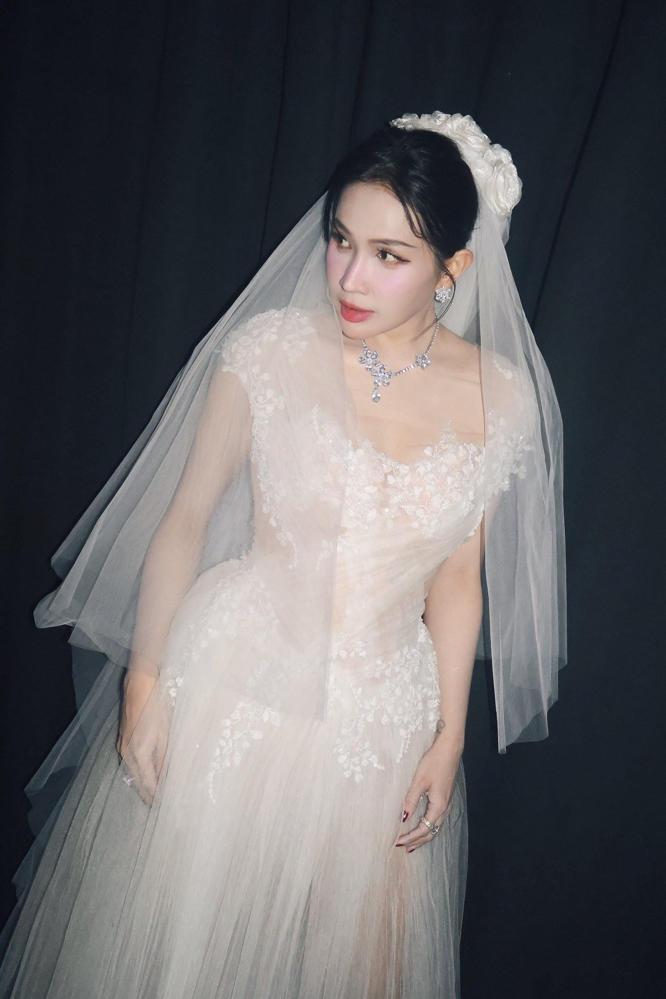 Khả Như lộ ảnh thử váy cưới chuẩn bị kết hôn với Huỳnh Phương