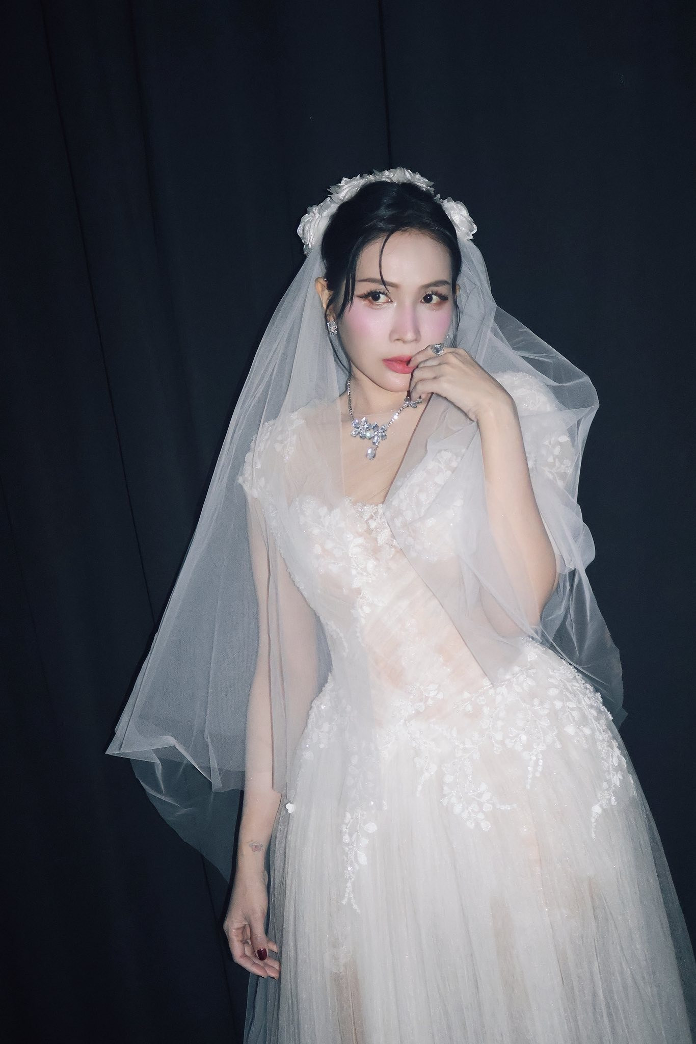 Khả Như lộ ảnh thử váy cưới chuẩn bị kết hôn với Huỳnh Phương