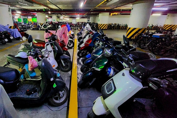 Nhiều hầm chung cư ở Hà Nội chỉ nhận gửi xe điện, chưa có chỗ sạc vì lo cháy nổ