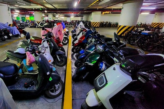Nhiều hầm chung cư ở Hà Nội chỉ nhận gửi xe điện, chưa có chỗ sạc vì lo cháy nổ
