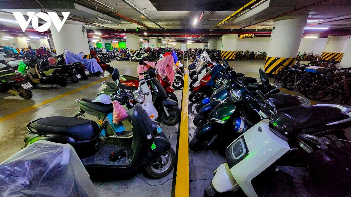 nhieu ham chung cu o ha noi chi nhan gui xe dien, chua co cho sac vi lo chay no hinh anh 1