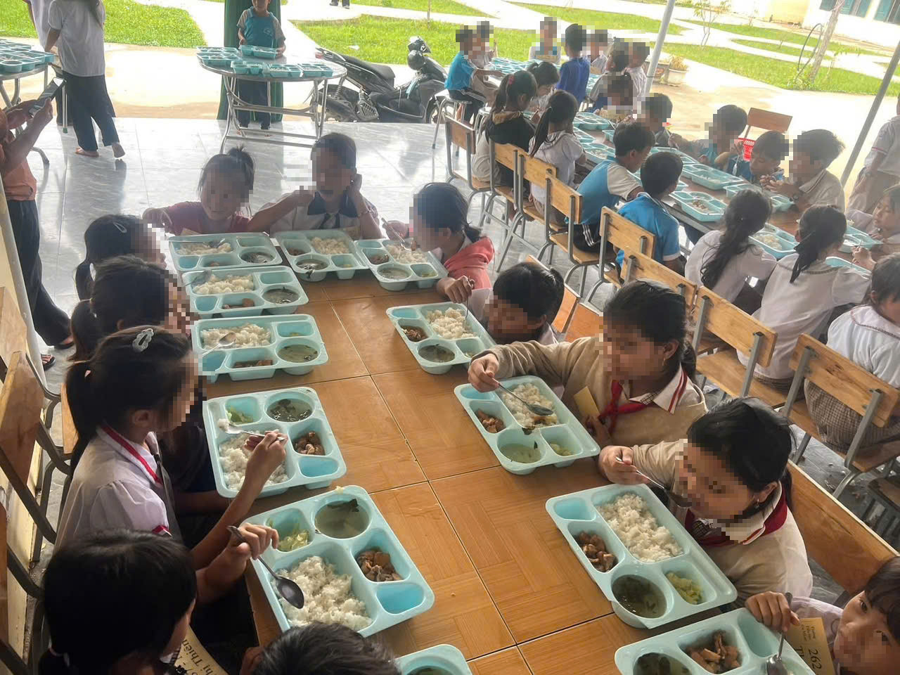 Dự án Nuôi em tạm ngừng hoạt động , trường học lo lắng cho học sinh nghèo - Ảnh 1.