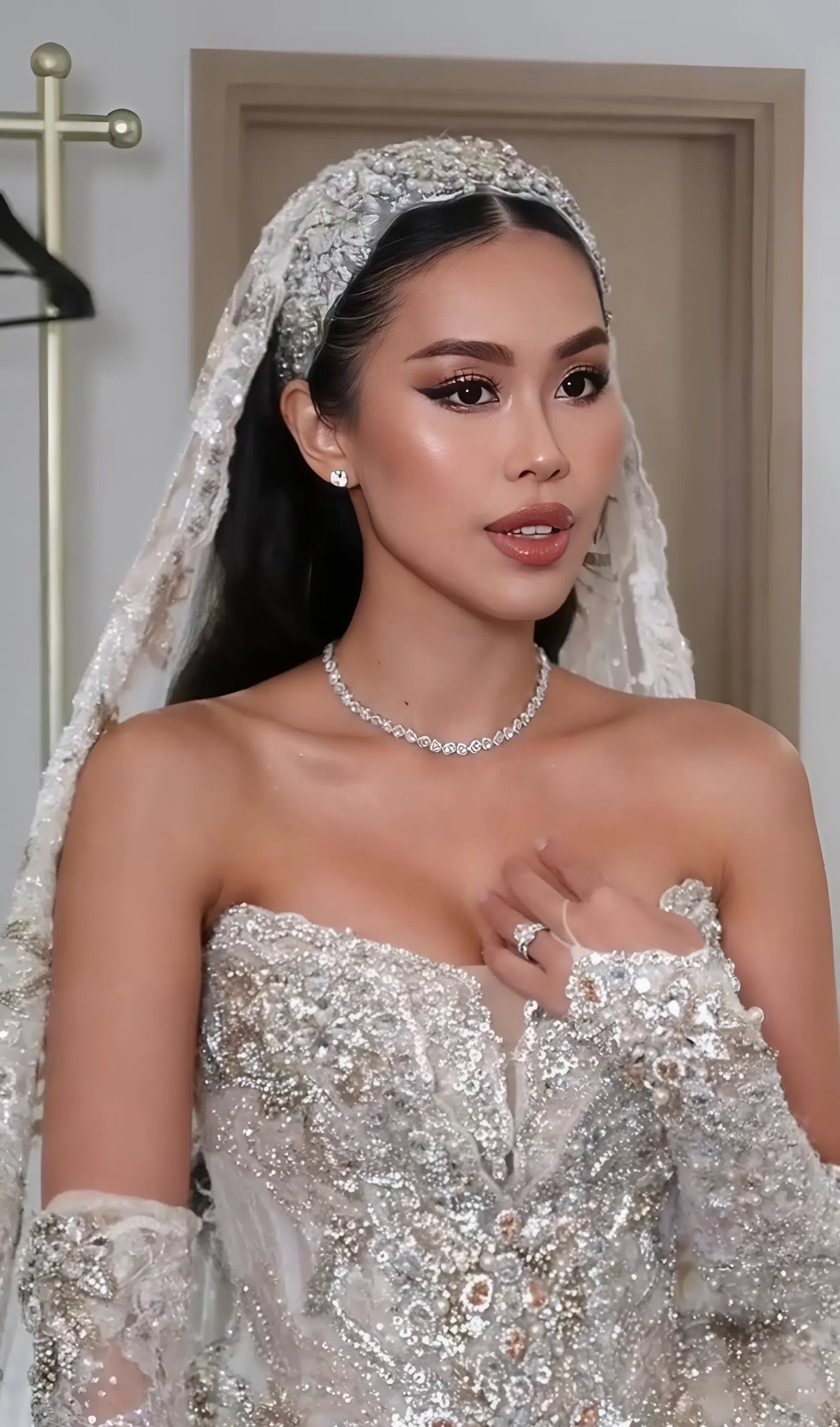 Tiên Nguyễn khoe chồng theo cách đặc biệt sau siêu đám cưới