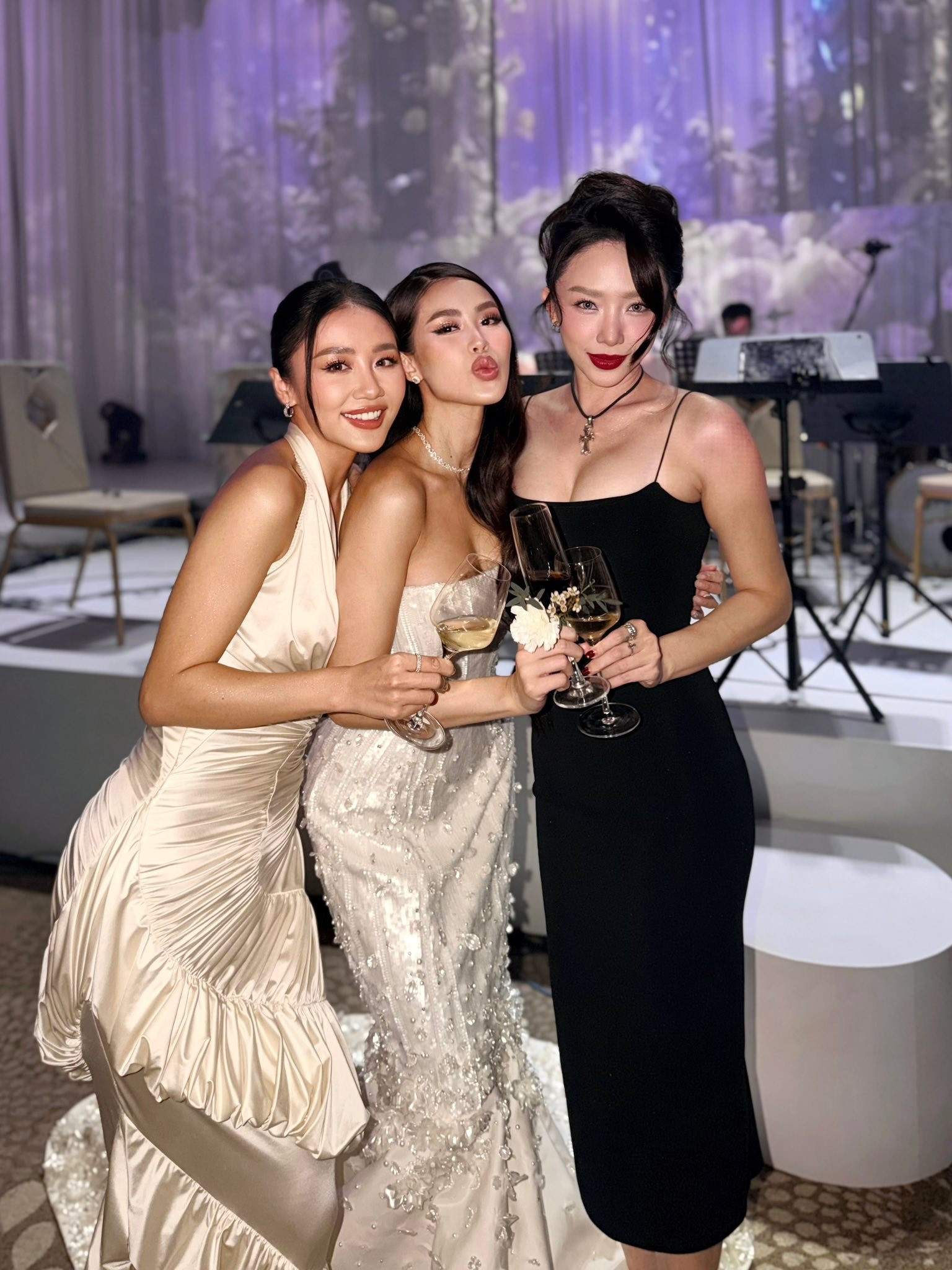 Tóc Tiên khoe loạt ảnh gợi cảm và động thái của ông xã Touliver