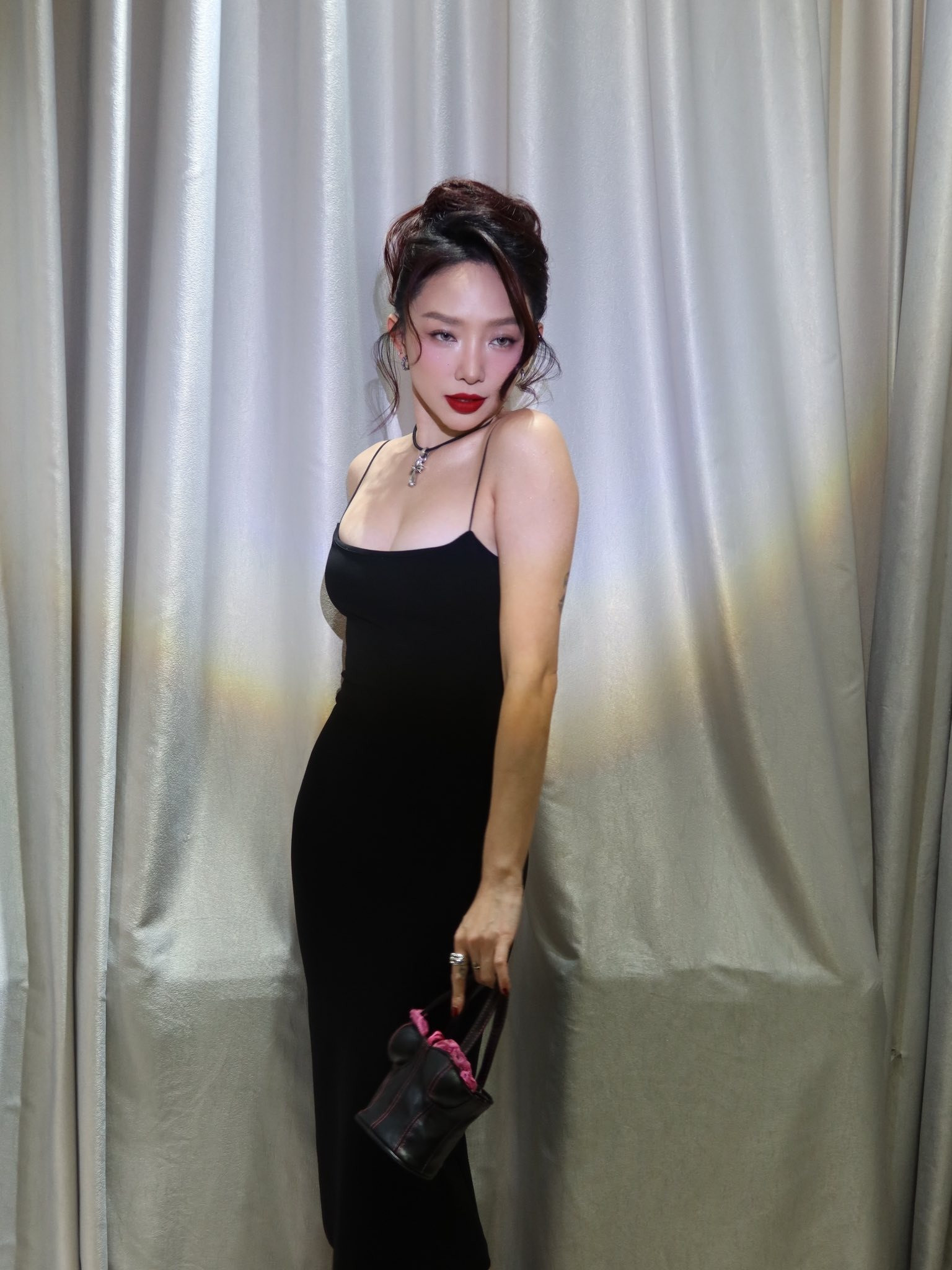 Tóc Tiên khoe loạt ảnh gợi cảm và động thái của ông xã Touliver