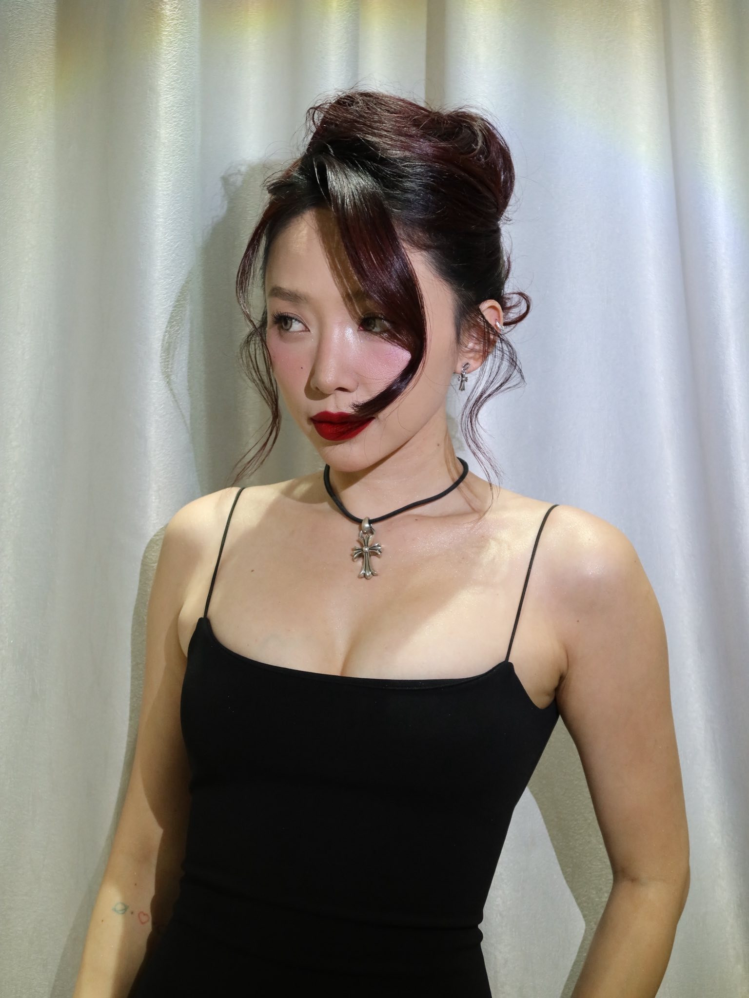 Tóc Tiên khoe loạt ảnh gợi cảm và động thái của ông xã Touliver