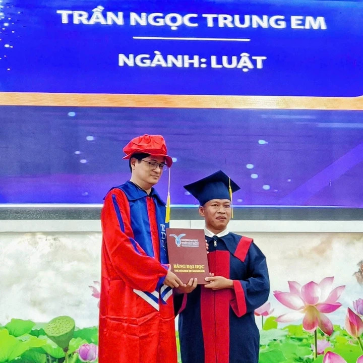 Anh Trung Em trở thành tân cử nhân ở tuổi 36. (Ảnh: NVCC)