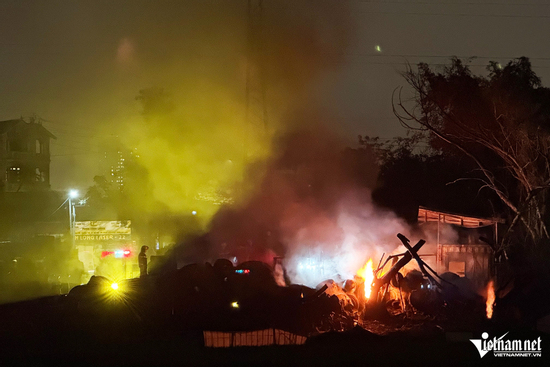 Cháy bãi tập kết cuộn cao su băng tải ở Hà Nội, khói lửa cuồn cuộn