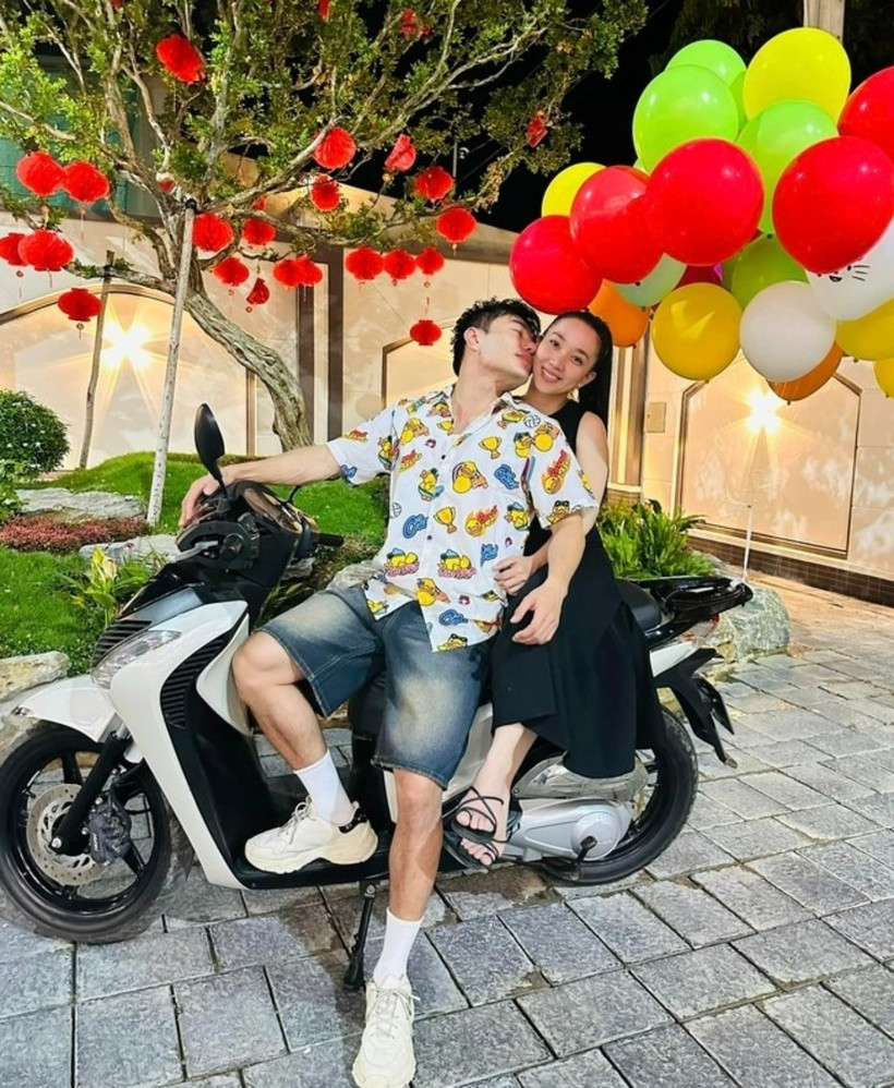 Vợ chồng Lê Dương Bảo Lâm trồng nhiều cây xanh, hoa trái xung quanh biệt thự này, giúp không gian thêm xanh mát, gần gũi với thiên nhiên.