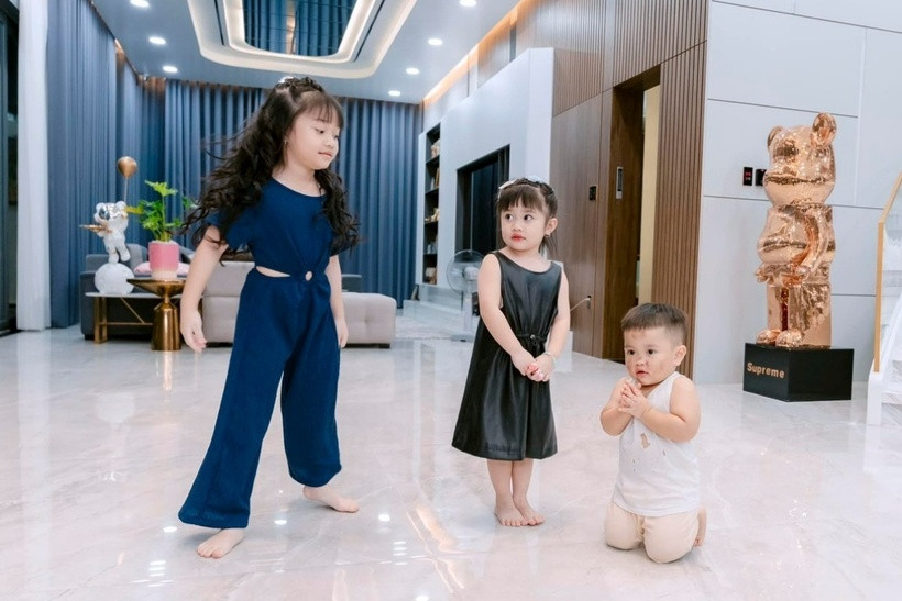 Không gian phòng khách rộng rãi cho các con của nam diễn viên thoải mái nô đùa.