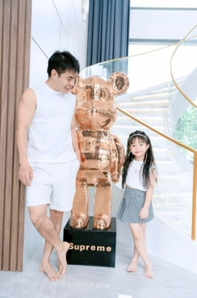 Vợ chồng Lê Dương Bảo Lâm cho lắp đặt nhiều cửa kính, giúp lấy tối đa ánh sáng tự nhiên.