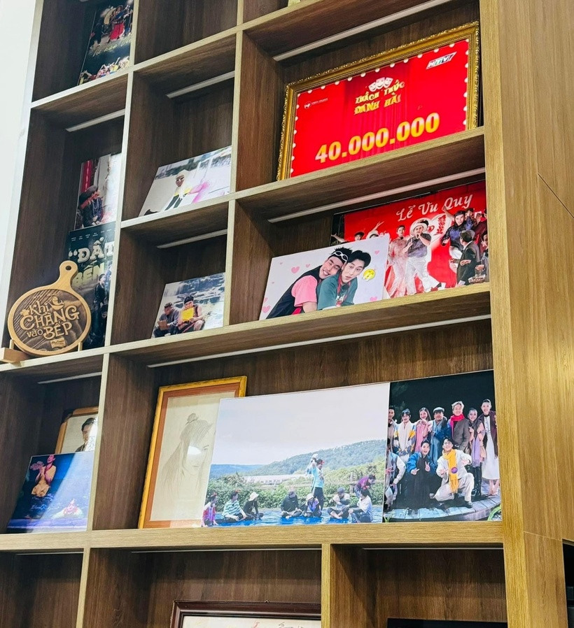 Tại phòng khách, Lê Dương Bảo Lâm trưng bày những món đồ có giá trị kỷ niệm, những hình ảnh làm nghề hay quà tặng của người hâm mộ.