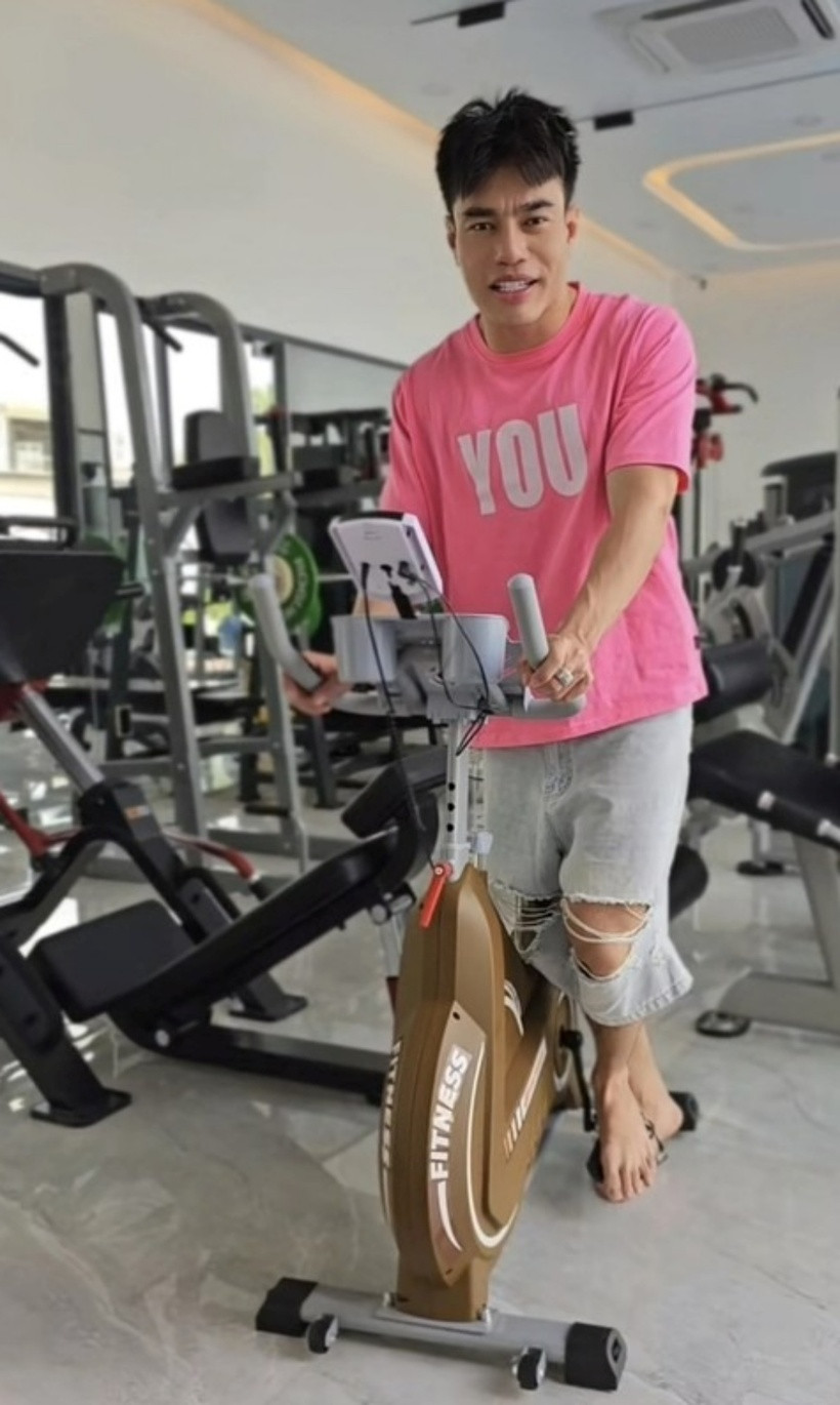 Cơ ngơi của gia đình anh còn có phòng tập gym với đầy đủ thiết bị hiện đại.