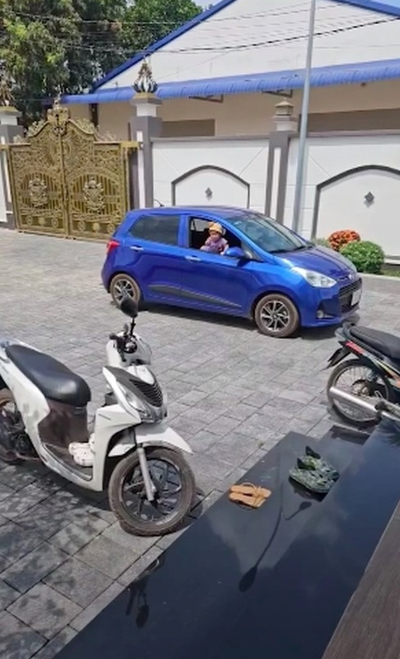 Phía trước biệt thự là một khoảng sân rộng rãi.