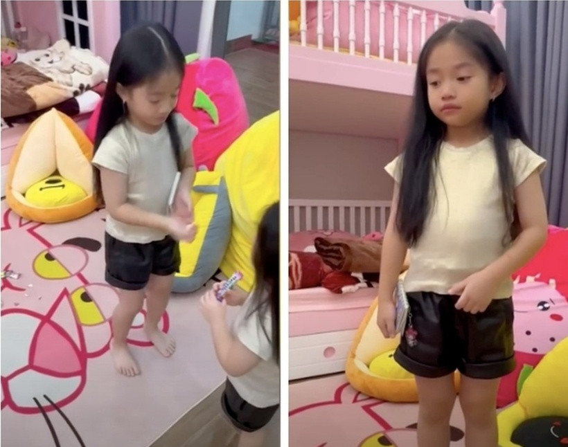 Phòng riêng của hai bé Bảo Nhi và Bảo Ngọc có màu hồng, với nhiều đồ chơi, thú nhồi bông.