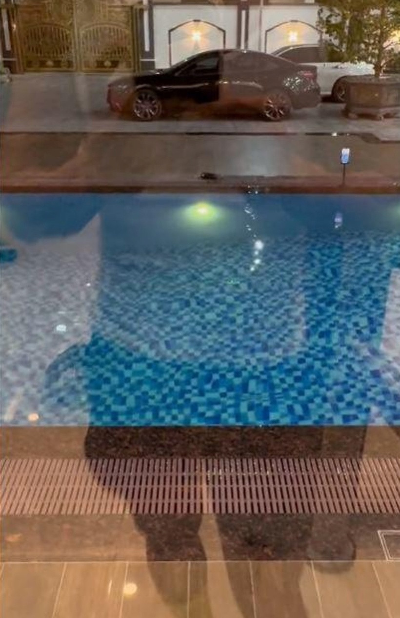 Nam diễn viên xây một hồ bơi lớn ở cạnh phòng khách để các con, cháu có thể vui chơi mỗi buổi chiều.