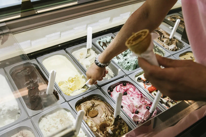Gelato với hương vị đa dạng, kết cấu mịn màng và lịch sử lâu đời, xứng đáng được coi là linh hồn của ẩm thực Ý. (Ảnh: Landbote)