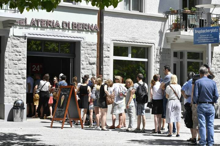 Cảnh người dân xếp hàng mua Gelato, thưởng thức nó trước đài phun nước, trong quảng trường hay thậm chí ngay trên phố đã trở nên quen thuộc. (Ảnh: Berner Zeitung)