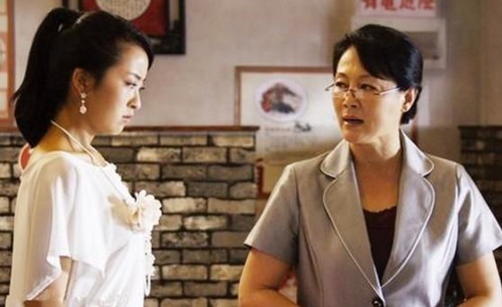 Mẹ chồng tương lai dẫn đi mua tặng hàng hiệu rồi bất ngờ đưa tờ giấy khiến tôi hụt hẫng muốn hủy hôn - Ảnh 2.