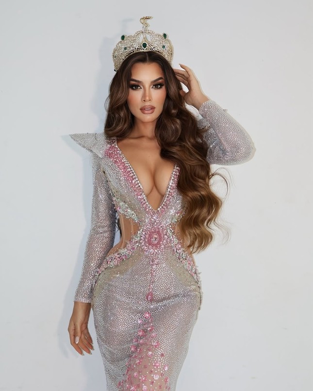 Á hậu Hòa bình hủy theo dõi ông Nawat ảnh 2