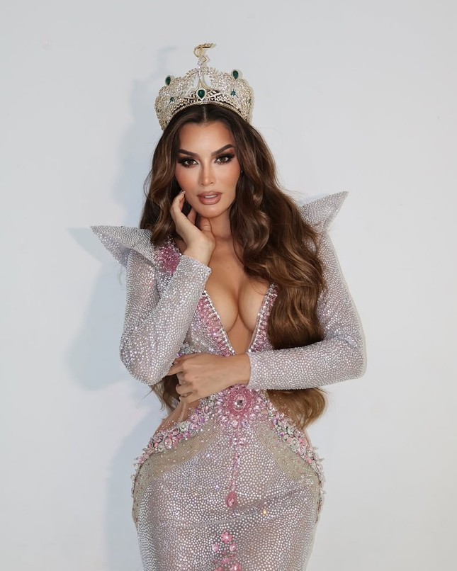 Á hậu Hòa bình hủy theo dõi ông Nawat ảnh 1