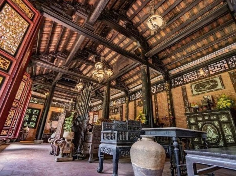 Ngôi nhà chính 3 gian là nơi ở chính của gia đình Hoàng Mập. Các vách tường, nền nhà được xây bằng gạch, các cột và cửa làm bằng gỗ lim, gỗ huỳnh đàn...