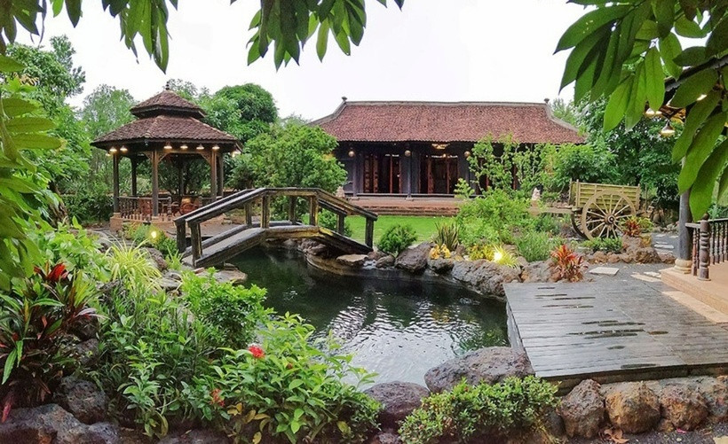 Trong khuôn viên, Hoàng Mập đầu tư một hồ cá koi có trị giá lên đến 5 tỷ đồng. Đây chính là không gian thư giãn của nam diễn viên mỗi khi về quê.