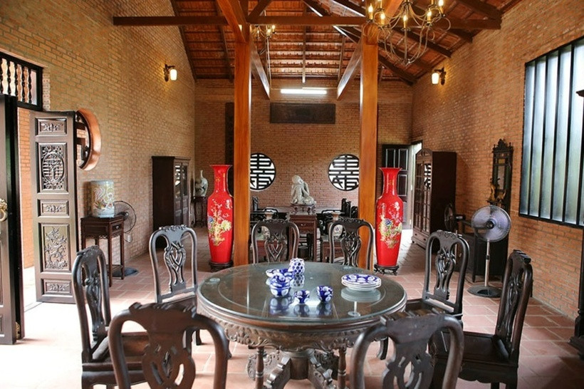 Các bộ bàn ghế được nam nghệ sĩ sưu tầm mất đến 5 năm mới có đủ cho các gian của căn nhà vườn này.