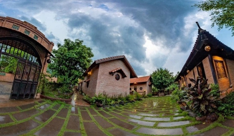 Căn nhà được xây dựng theo thiết kế ngôi nhà cổ có tuổi đời hơn 100 năm ở Nam Định. Hoàng Mập tiết lộ đã nhờ nhiều thợ có chuyên môn, kỹ thuật cao trong việc xây nhà gỗ theo theo phong cách cổ xưa để thực hiện công trình này.