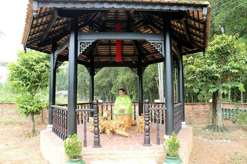 Theo lời Hoàng Mập, tại các gian để ngắm cảnh, anh thường mang kịch bản ra tại đây nghiền ngẫm để tìm thêm cảm hứng. Trong mỗi gian đều có bộ bàn ghế gỗ được thiết kế cách điệu, uyển chuyển màu vàng.