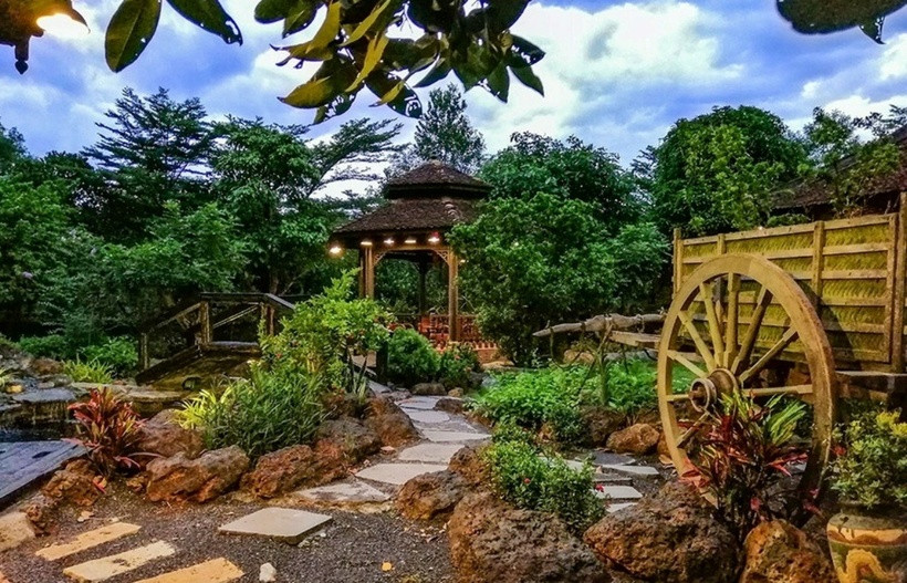 Lối đi nối các khu vực riêng biệt bằng đá, trang trí xen lẫn đá thiên nhiên trên đường đi cùng nhiều vật dụng trang trí bằng gỗ tạo không gian đậm chất thiên nhiên