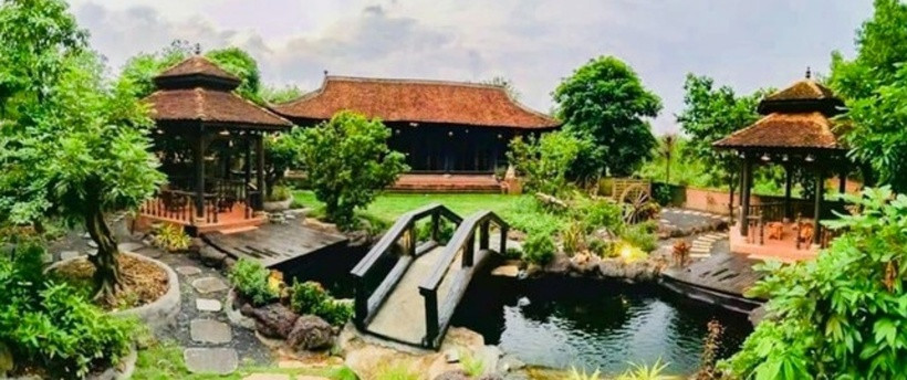 Bên cạnh căn nhà khang trang 3 tầng tại TP.HCM, diễn viên Hoàng Mập còn sở hữu căn nhà miệt vườn rộng hơn 1.600 m2 ở ấp Sông Mây (huyện Trảng Bom, tỉnh Đồng Nai). Nơi này cách TP.HCM hơn 50km nên rất yên bình và thanh tĩnh.