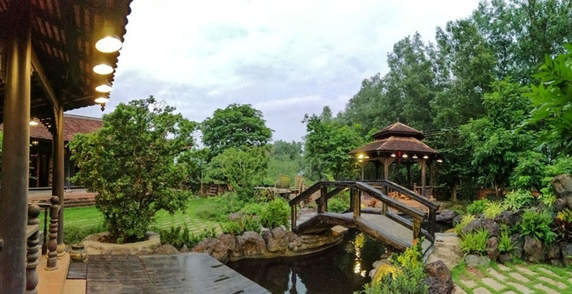 Không gian sân vườn thoáng đãng và mát mẻ hòa mình với thiên nhiên.