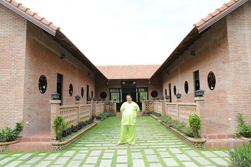 Nam diễn viên tận dụng đất mua sẵn để xây gia trang, vừa làm chỗ ở vừa dùng để làm địa điểm quay phim có bối cảnh cổ xưa. Được biết, bộ phim “Nhà ông Hoàng có ma” do anh sản xuất được quay tại đây. Anh Mập từ chối chia sẻ về số tiền đầu tư xây nhà, cho rằng đây là thành quả của nhiều năm làm việc chăm chỉ.