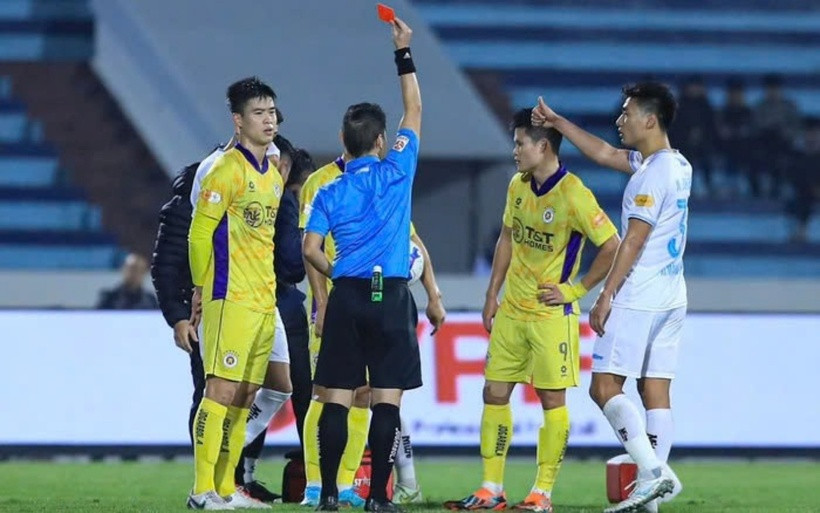 HLV Kim Sangsik đứng ngồi không yên với dàn sao tuyển Việt Nam