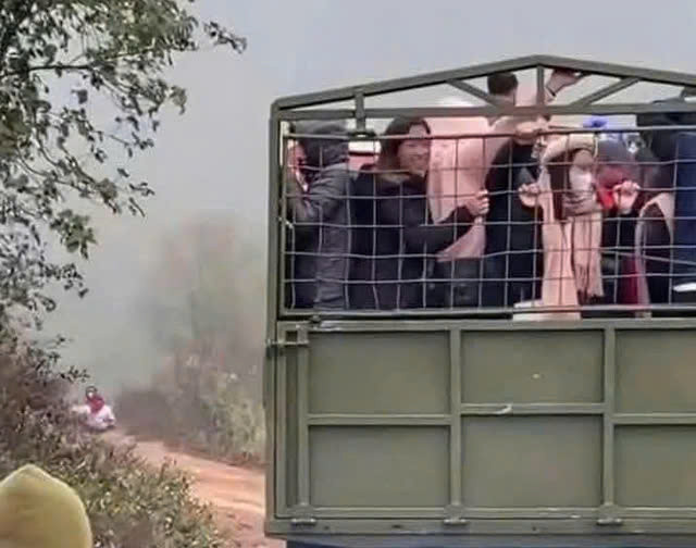 Pháp lý vụ nhiều người trên thùng ô tô