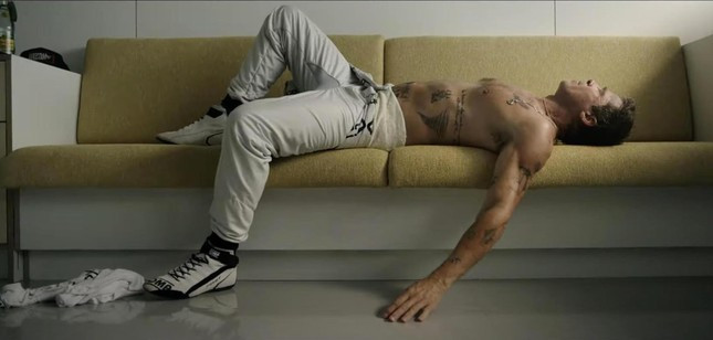 Brad Pitt cởi áo, lộ hình xăm về Angelina Jolie ảnh 1