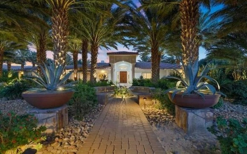 Phía ngoài là không gian sân vườn rộng rãi, với nhiều loại cây và hoa quả trông đẹp như trong tranh.