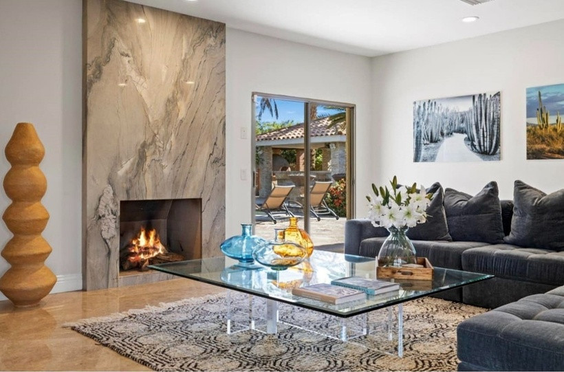 Không gian phòng khách rộng rãi, kê bộ sofa lớn màu xám.