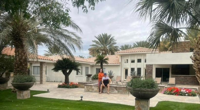 Biệt thự 3 mặt tiền có 1 tầng, nằm ở khu vực sang trọng và an ninh tốt, với diện tích 340m2. Trong biệt thự bố trí 5 phòng ngủ, 5 phòng tắm, phòng giặt, phòng để đồ, phòng thể dục, phòng bếp hiện đại cùng nhiều tiện ích khác.