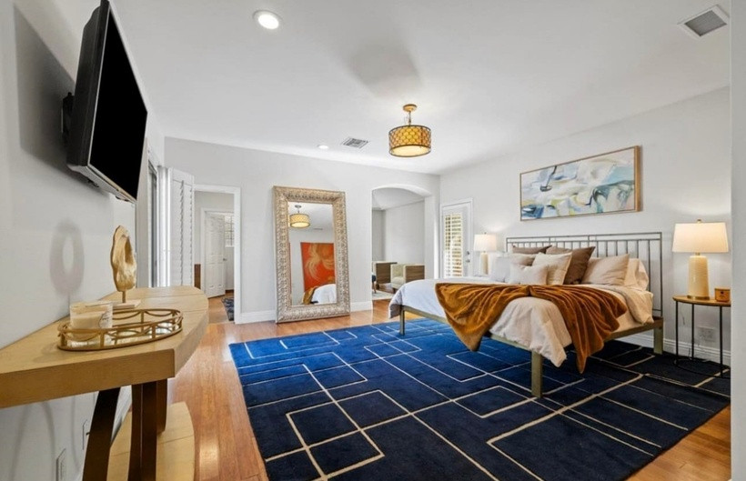 Phòng ngủ thể hiện gu thẩm mỹ tinh tế của chủ nhà.