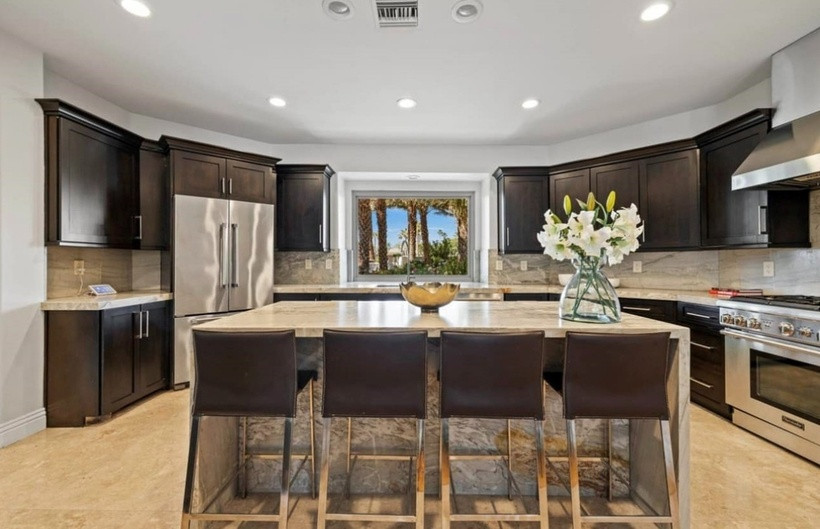 Khu vực bếp được trang bị đầy đủ tiện nghi.