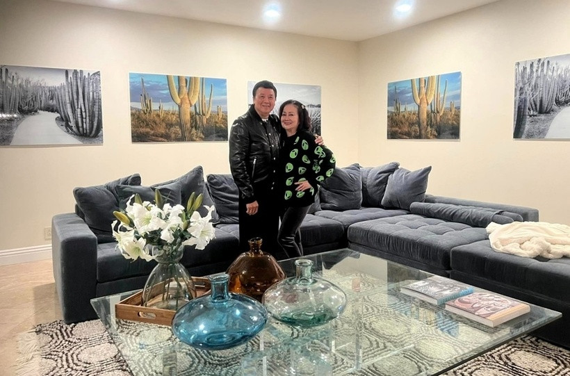 Nội thất trong biệt thự của gia đình nam nghệ sĩ được bài trí theo phong cách châu Âu sang trọng và đẳng cấp. Mỗi không gian đều được trang trí một cách tỉ mỉ, thể hiện gu thẩm mỹ tinh tế của chủ nhà.